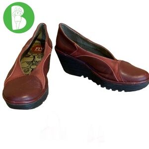 FLY LONDON "YONI" TWO TONE BURGUNDY LEATHER SLIP ON WEDGE SHOES (38)
